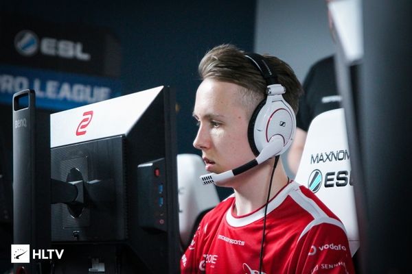 LOL官方更新最新一期全球实力排行榜：T1／BLG／HLE前三,TES第五！